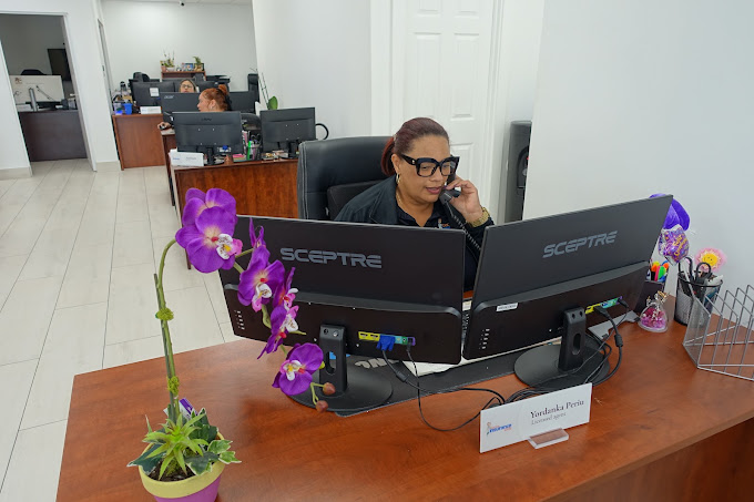 A Doctor Insurance One advisor on the phone with a client